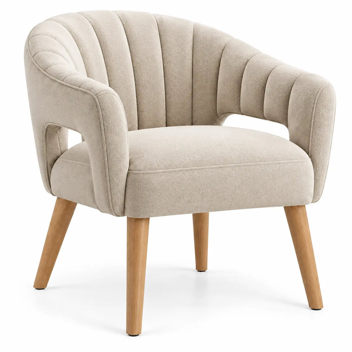 Chaise beige à dossier cannelé et ouvertures latérales